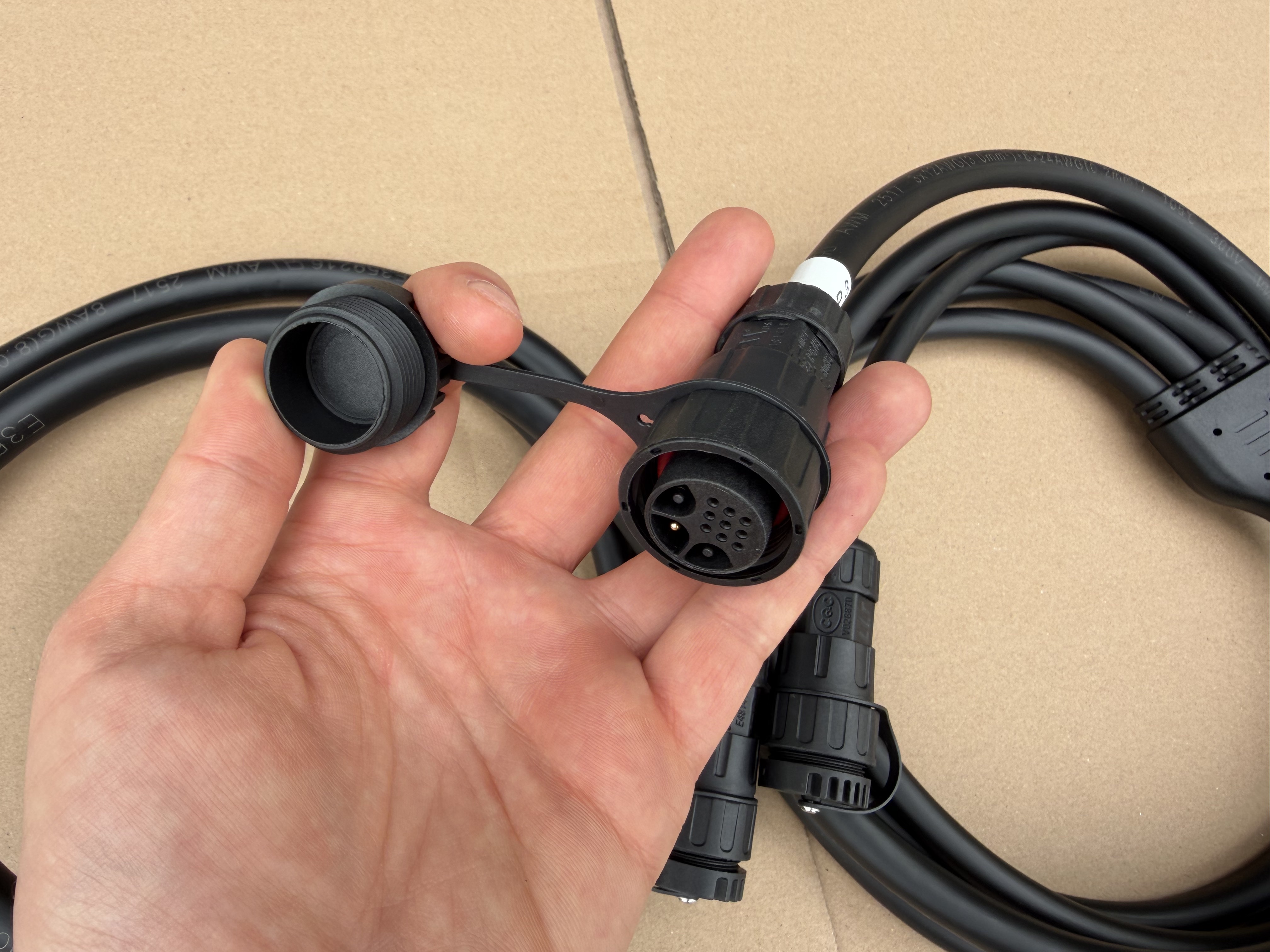 SunEnergyXT 500 CEE Insel- Notstromadapter — Bis zu 3 Kopfspeicher an 1-Phase