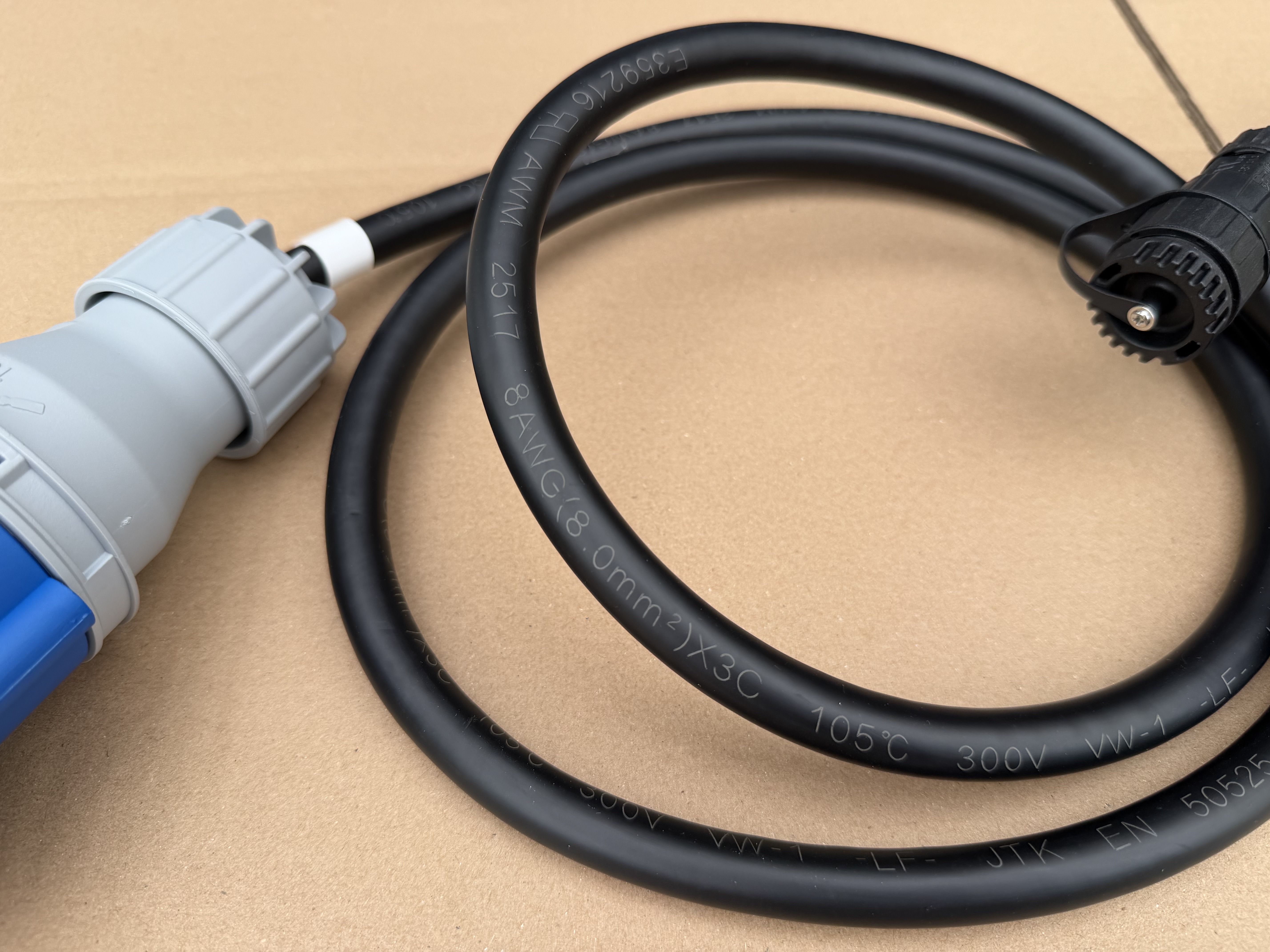 SunEnergyXT 500 CEE Insel- Notstromadapter — Bis zu 3 Kopfspeicher an 1-Phase