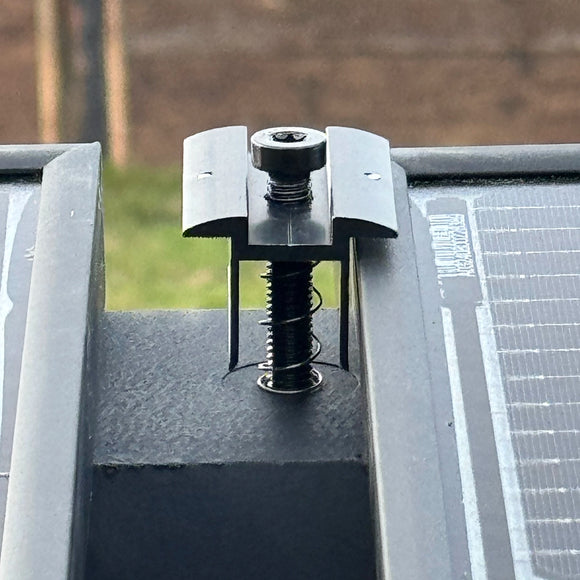 Wattstone Modulmittelklemme — mit Erdungspin / für Rahmenhöhe 30 mm inkl. Schrauben